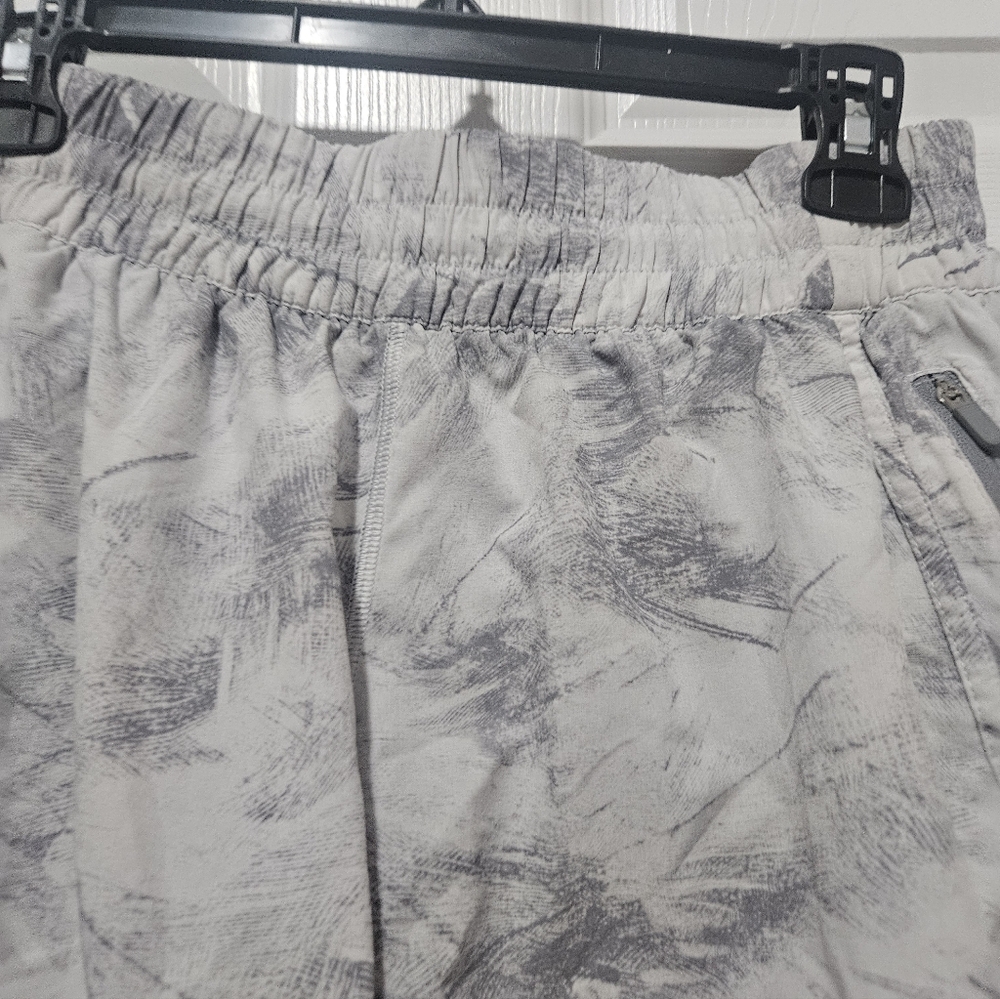 Lululemon Tracker Short V (4")Breeze By White Light Cast / Light Cast - Picture 5 of 6